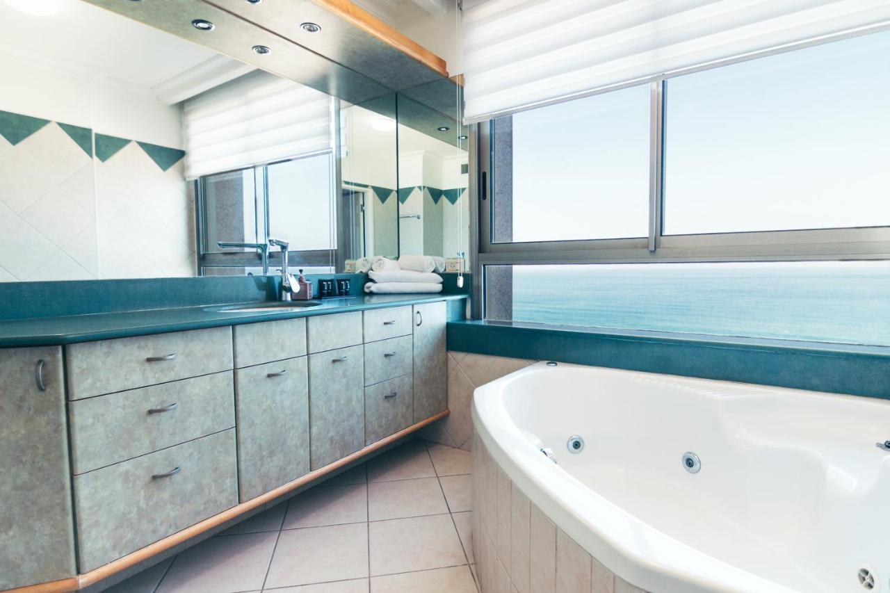 Almog Beach Apt Hotel מלון דירות אלמוג ביץ' Haifa Exterior photo